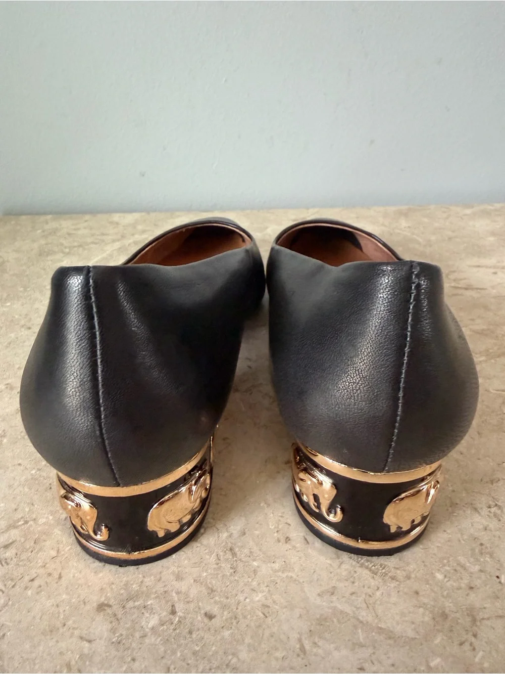 Nina Originals Pumps Women’s Size 6.5 Black Leather Gold Elephant Heel Ornate